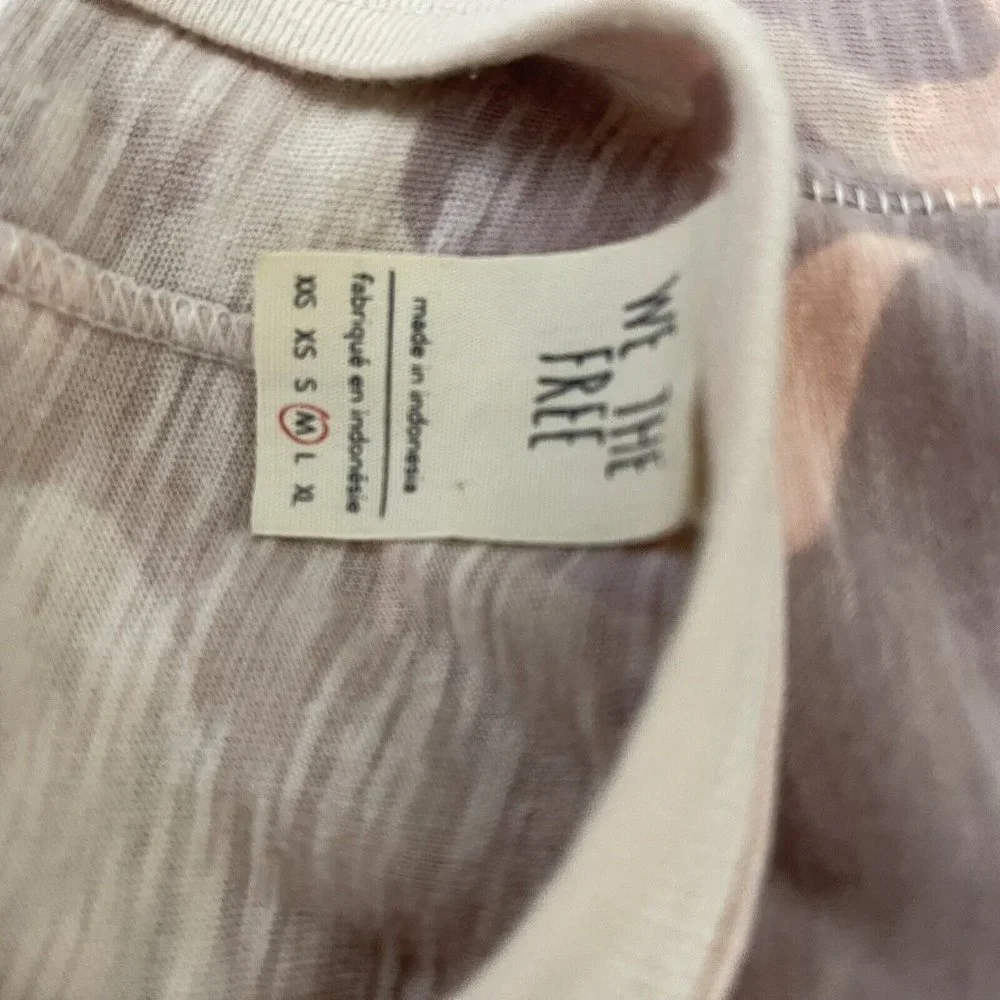 We  the free women’s camo T-shirt top size medium beige short sleeve Cotton - Picture 5 of 5